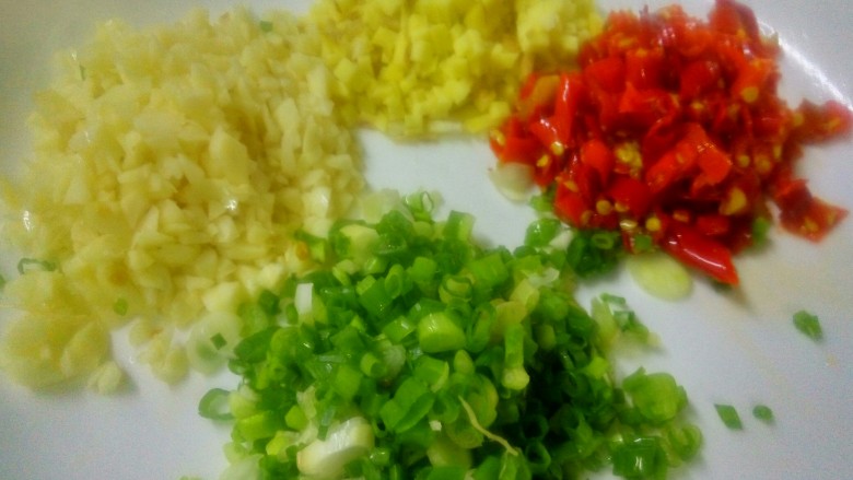 炝拌豆笋,准备好剁椒，姜切米粒大小，蒜子剁碎，香葱切成葱花。备用。