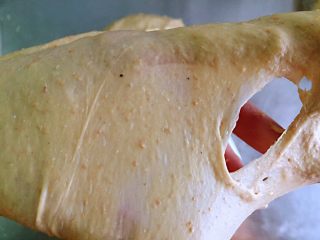 咖啡凤梨奶酪软欧包（液种发酵法）,揉好的面团能拉出膜，破壁边缘基本光滑即可