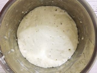 咖啡凤梨奶酪软欧包（液种发酵法）,液种制作方法：
做面包的前一天先做液种，水和酵母先混合使酵母溶解，再加入面粉，拌匀无面粉颗粒状态，盖保鲜膜，室温22−25度发15小时，发酵好的液种表面可见多个小气泡，有轻微的发酵面香。
