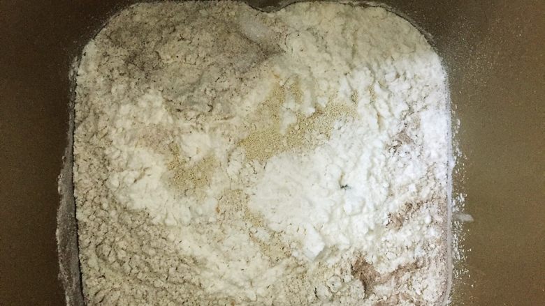 咖啡凤梨奶酪软欧包（液种发酵法）,次日，液种发酵好，主面团中除去黄油和水，全部放入面包机搅拌桶