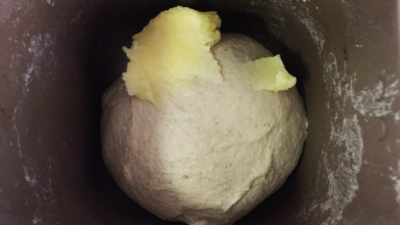 全麦核桃咖啡软欧包（液种发酵法）,开启面包机和面模式，和面15分钟后加入黄油继续和面