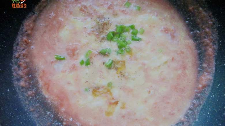 无油版 番茄鸡蛋葱花汤,最后撒入葱花、香油、盐即可