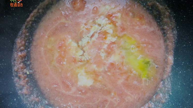 无油版 番茄鸡蛋葱花汤,煮好后，鸡蛋液淋入锅中，用勺子快速搅散，形成蛋花