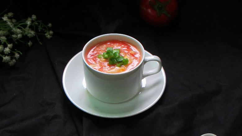 无油版 番茄鸡蛋葱花汤,番茄味甘、酸，性凉，微寒。能清热止渴，养阴，凉血