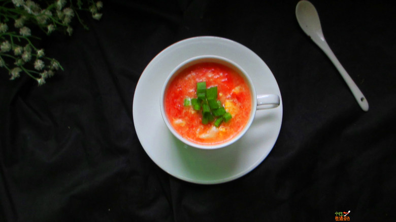 无油版 番茄鸡蛋葱花汤,这道汤虽然简单，但调味儿很关键，加了香油的汤味道会大大的不同哟