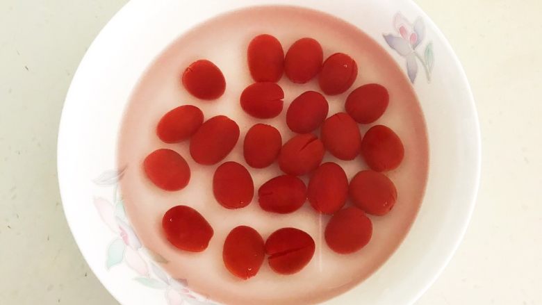 柠香蜜渍小番茄,把开水倒进番茄碗中，烫2分钟即可