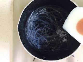 琥珀糖,泡好后捞出挤干水分，锅里放入400g清水，中火煮5分钟至琼脂融化