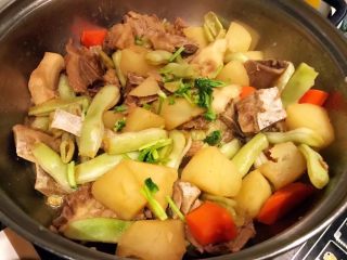 排骨时蔬锅,炖制汤汁浓稠时放入盐和味精调味均匀撒上香菜即可出锅享用