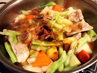 排骨时蔬锅,放入土豆的同时放入调味料蚝油、一品鲜酱油、糖炖8分钟左右