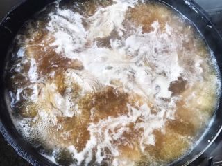 排骨时蔬锅,放入糖、一品鲜酱油、蚝油、料酒大火煮边煮边撇去浮沫