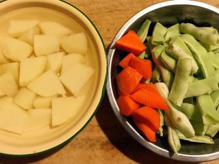 排骨时蔬锅,土豆、胡萝卜去皮洗净切成小块芸豆摘去两边筋掰成小段洗净备用