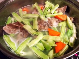 排骨时蔬锅,将芸豆和胡萝卜放入排骨汤锅中炖10分钟左右