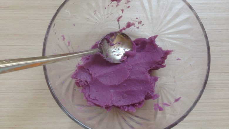 紫山药小馒头,隔水蒸几分钟，用汤匙压成泥，过筛一次更细腻。