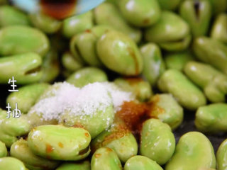 鲜美无比的葱油蚕豆，又香又嫩软绵绵,放入盐、糖、生抽炒匀。