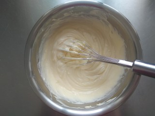 坚果乳酪芝士条,加入酸奶油，搅匀。
酸奶油做法详见小贴士。