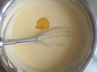 坚果乳酪芝士条,分次加入蛋黄和全蛋，搅匀。