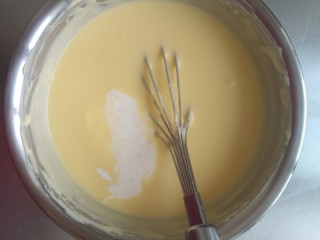 坚果乳酪芝士条,加入淡奶油，搅匀。