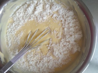 坚果乳酪芝士条,加入玉米淀粉，搅匀。