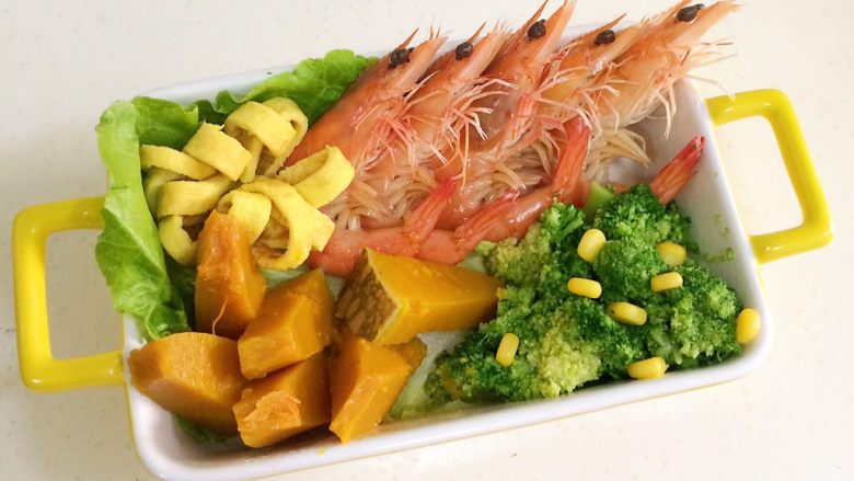 鲜虾时蔬饭团便当,把南瓜块摆好，玉米粒放在西兰花中。