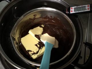 布朗尼芝士蛋糕,放入黄油拌匀融化离水