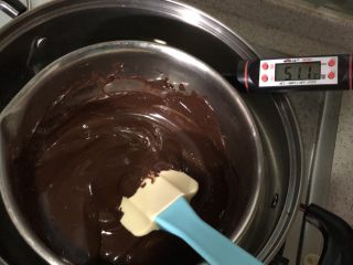 布朗尼芝士蛋糕,巧克力隔65度以下热水融化，没有温度计也没关系，水温保持稍微烫手就可以了，宁可低也不要高，高了会让巧克力油脂分离，那就废喽！
