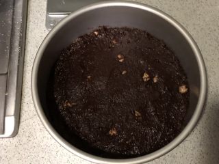 布朗尼芝士蛋糕,倒入八寸蛋糕模中，抹平震去大气泡待用
这时可以打开烤箱预热175度10分钟左右