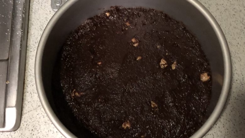 布朗尼芝士蛋糕,倒入八寸蛋糕模中，抹平震去大气泡待用
这时可以打开烤箱预热175度10分钟左右