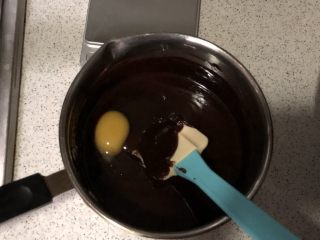 布朗尼芝士蛋糕,放入鸡蛋和朗姆酒搅拌均匀，鸡蛋一个一个加哦！