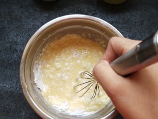 糯米红豆糕,用蛋抽搅拌均匀