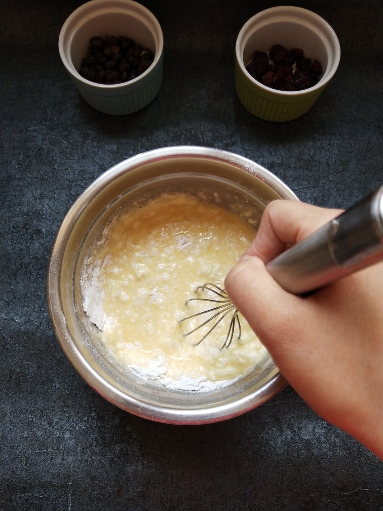 糯米红豆糕,用蛋抽搅拌均匀