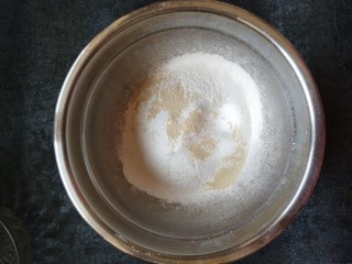 糯米红豆糕,糯米粉中放入酵母混合均匀备用