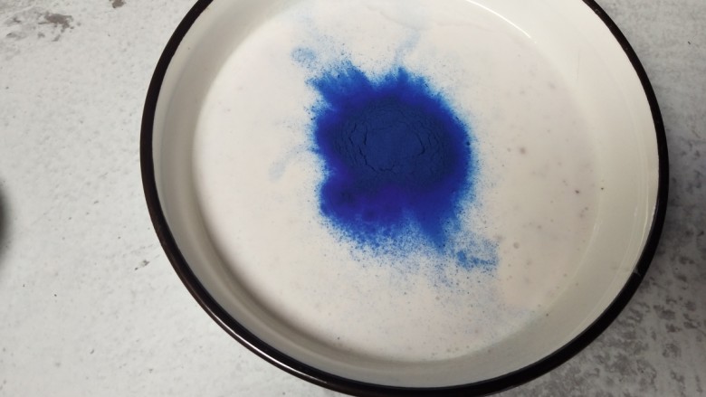青花瓷~Smoothie bowl,其中的一半藻蓝蛋白倒入碗中。