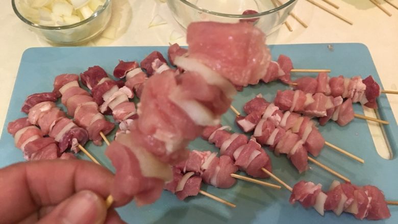 猪肉串串,竹签，猪肉/洋葱/猪肉/洋葱的串上！