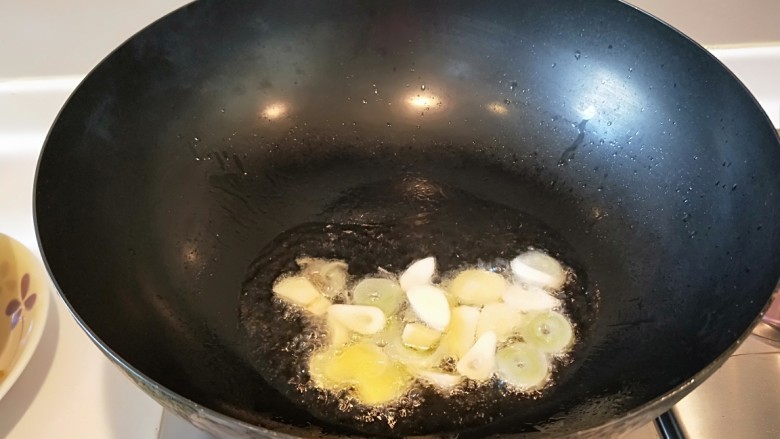 香辣毛血旺,锅中放适量油烧热放入葱姜蒜炒香。