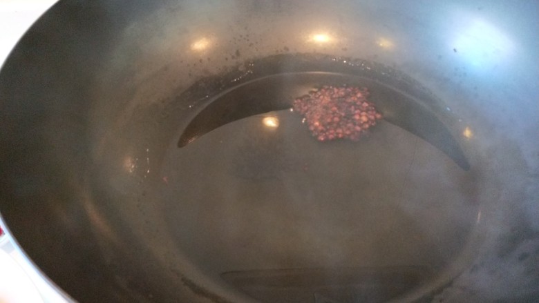 香辣毛血旺,锅中放适量油，放入花椒油有烟冒出关火，在加入干辣椒马上倒入盆中。