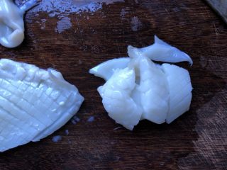芥辣鱿鱼香螺,鱿鱼洗净，切花刀，切成块。也可以简单的切成食指大小的条。