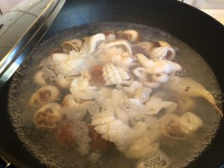 芥辣鱿鱼香螺,煮半分钟后，下入鱿鱼。