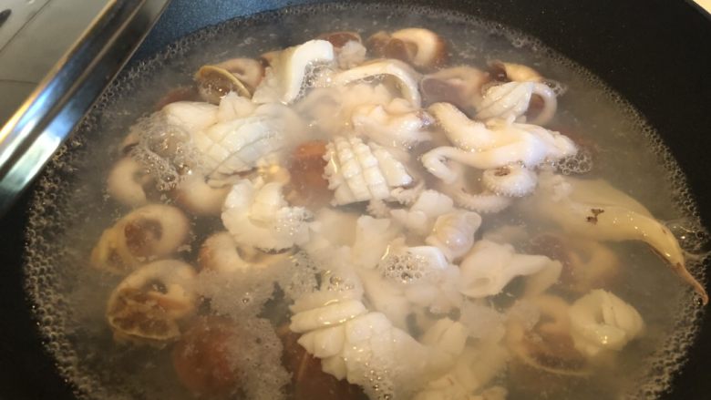 芥辣鱿鱼香螺,煮半分钟后，下入鱿鱼。