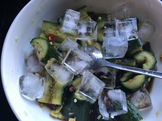 芥辣鱿鱼香螺,此时快速将冰块放在黄瓜碗里。