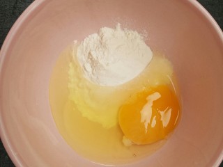 火腿肠卷饼,把鸡蛋加入面粉和淀粉中