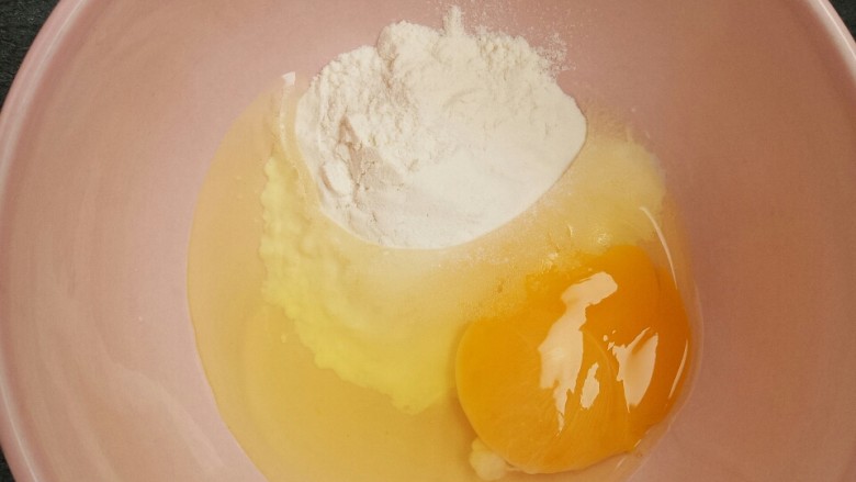 火腿肠卷饼,把鸡蛋加入面粉和淀粉中