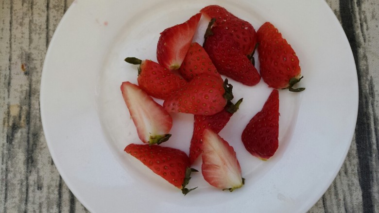 草莓煎黄油土司,把草莓切两半