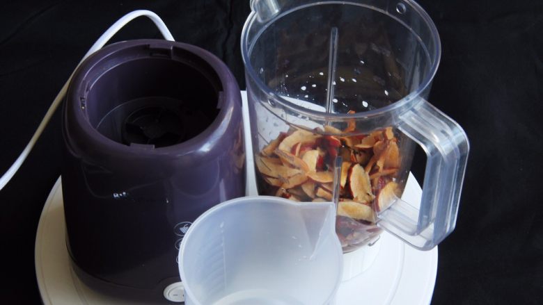 红枣糕+烤箱版,用料理机加工，红枣放入料理机加入清水。