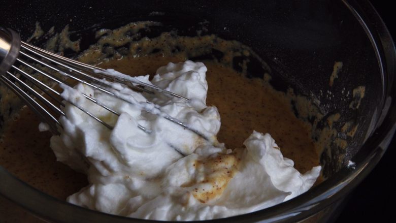 红枣糕+烤箱版,取三分之一的蛋白霜加入到蛋黄糊中。