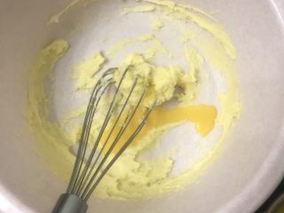 奶棒椰蓉面包,分多次加入蛋液搅拌均匀