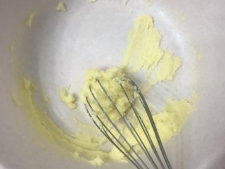 奶棒椰蓉面包,软化好的黄油加入白砂糖奶粉牛奶用手动打蛋器搅拌至砂糖融化