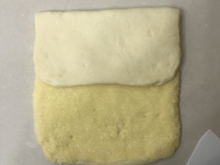 奶棒椰蓉面包,把空白处的面皮向中间折叠按实