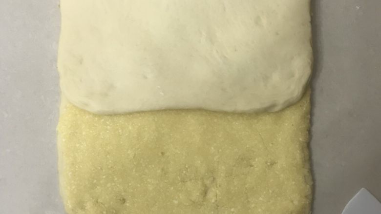 奶棒椰蓉面包,把空白处的面皮向中间折叠按实