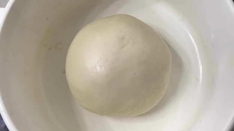 奶棒椰蓉面包,拿出来整圆放入发酵盒中盖上盖子，送进发酵箱在28度的环境下进行一发