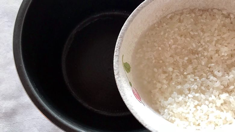 双薯红枣甜粥,取电高压锅内胆，将大米倒入